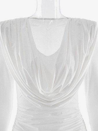 2026年レディース向け、深めのVネックが特徴のモダンなルーシュミニドレス