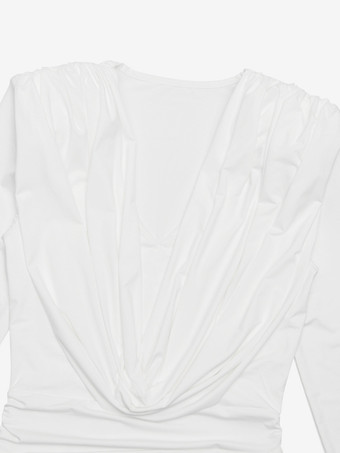 2026年レディース向け、深めのVネックが特徴のモダンなルーシュミニドレス