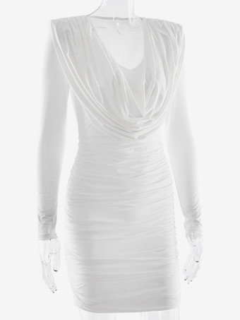 2026年レディース向け、深めのVネックが特徴のモダンなルーシュミニドレス