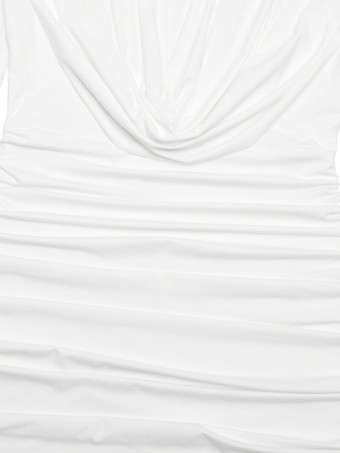 2026年レディース向け、深めのVネックが特徴のモダンなルーシュミニドレス