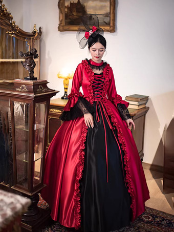 レッドのレトロビクトリアドレス、ロングフレアスリーブ、ロココ調マキシボールドレス、ヘッドウェア付き