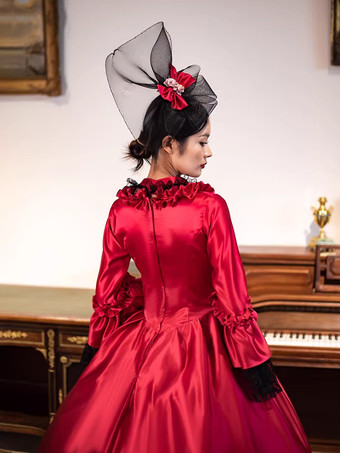 レッドのレトロビクトリアドレス、ロングフレアスリーブ、ロココ調マキシボールドレス、ヘッドウェア付き