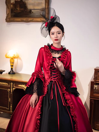 レッドのレトロビクトリアドレス、ロングフレアスリーブ、ロココ調マキシボールドレス、ヘッドウェア付き