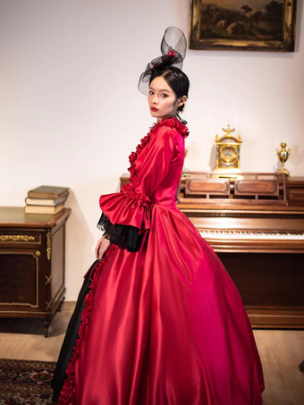 レッドのレトロビクトリアドレス、ロングフレアスリーブ、ロココ調マキシボールドレス、ヘッドウェア付き