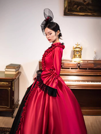 レッドのレトロビクトリアドレス、ロングフレアスリーブ、ロココ調マキシボールドレス、ヘッドウェア付き