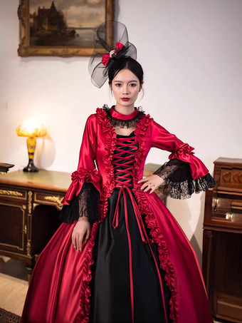 レッドのレトロビクトリアドレス、ロングフレアスリーブ、ロココ調マキシボールドレス、ヘッドウェア付き