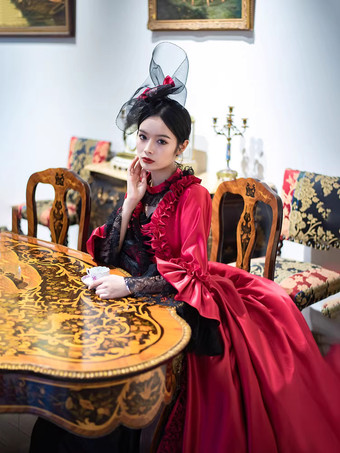 レッドのレトロビクトリアドレス、ロングフレアスリーブ、ロココ調マキシボールドレス、ヘッドウェア付き