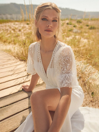 ボヘミアンウェディングドレス シフォン フロントスリット Aライン トレーン付き ナチュラルウエスト ウェディングドレス 機能的なボタン 半袖 Vネック アイボリー