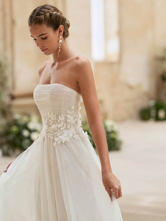 シンプルなウェディングドレス チュール ストラップレス 半袖 アップリケ Aライン ブライダルガウン