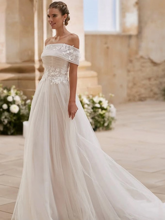 アイボリーシンプルなウェディングドレス チュール ストラップレス 半袖 アップリケ Aライン ブライダルガウン