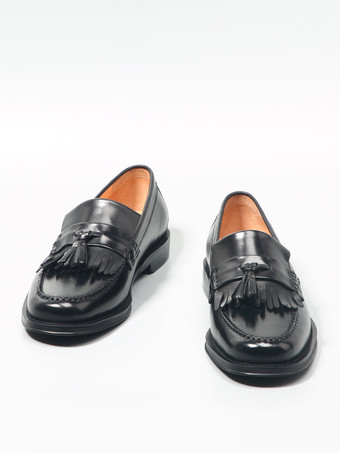 メンズ用ブラックペニーローファー ラウンドトゥ スリッポン ローファー タッセル付き