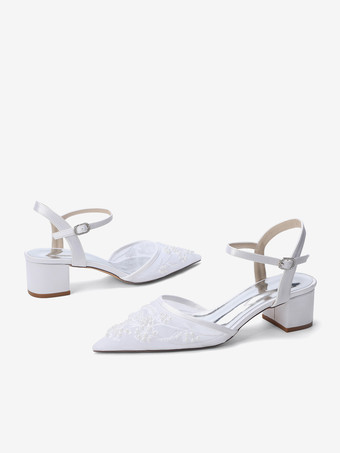 Zapatos de novia de satén con punta puntiaguda y tacón grueso.