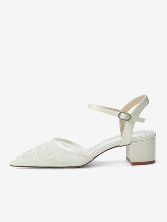 Zapatos de novia de satén con punta puntiaguda y tacón grueso.