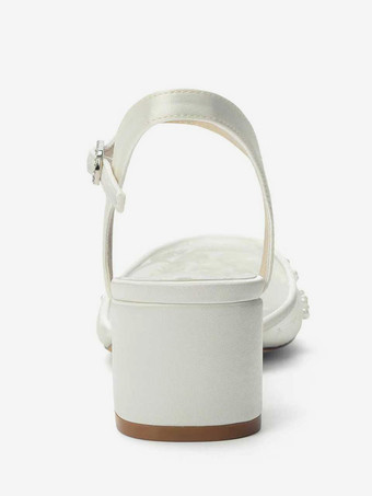 Zapatos de novia de satén con punta puntiaguda y tacón grueso.