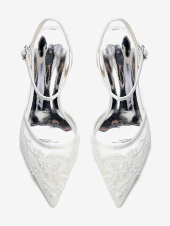 Zapatos de novia de satén con punta puntiaguda y tacón grueso.