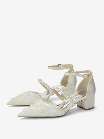 Zapatos de novia de encaje con tacón grueso y punta puntiaguda y perlas de tacón bajo.