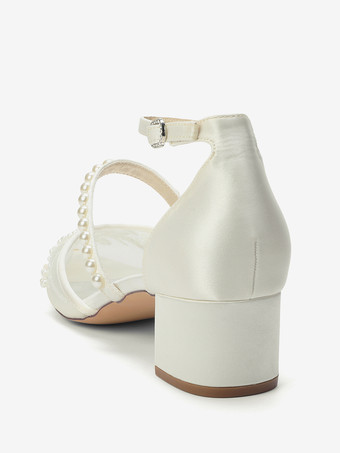 Zapatos de novia de encaje con tacón grueso y punta puntiaguda y perlas de tacón bajo.