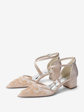 Zapatos de boda blancos de malla con punta puntiaguda y cuentas entrecruzadas y tacón grueso.