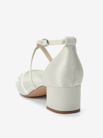 Zapatos de boda blancos de malla con punta puntiaguda y cuentas entrecruzadas y tacón grueso.