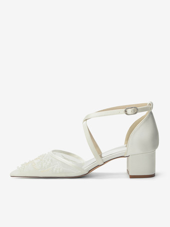 Zapatos de boda blancos de malla con punta puntiaguda y cuentas entrecruzadas y tacón grueso.