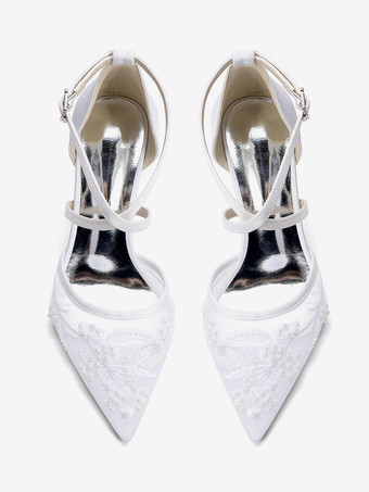 Zapatos de boda blancos de malla con punta puntiaguda y cuentas entrecruzadas y tacón grueso.