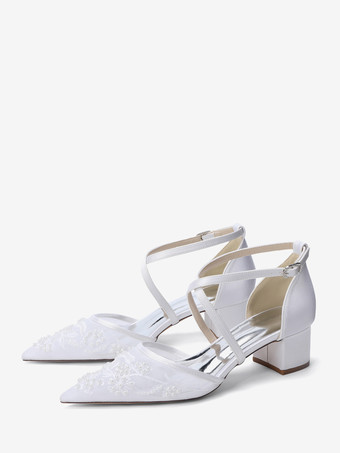 Zapatos de boda blancos de malla con punta puntiaguda y cuentas entrecruzadas y tacón grueso.