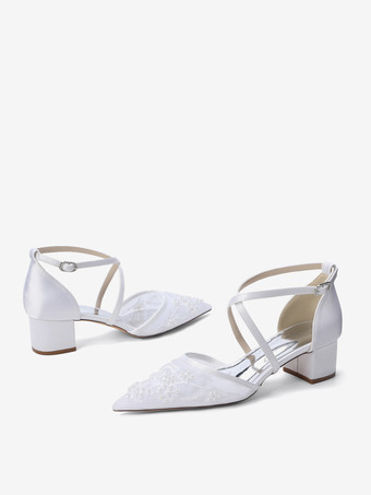 Zapatos de boda blancos de malla con punta puntiaguda y cuentas entrecruzadas y tacón grueso.