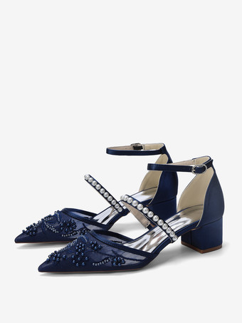 Zapatos de novia de encaje con tacón grueso y punta puntiaguda y perlas de tacón bajo.