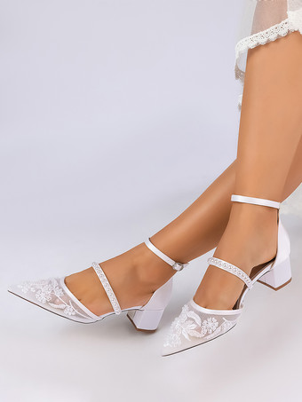 Zapatos de novia de encaje con tacón grueso y punta puntiaguda y perlas de tacón bajo.
