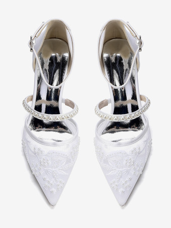 Zapatos de novia de encaje con tacón grueso y punta puntiaguda y perlas de tacón bajo.
