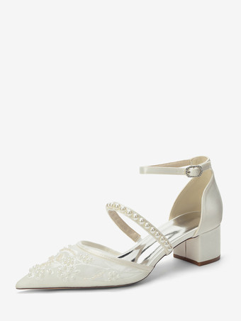 Marfil   Zapatos de novia de encaje con tacón grueso y punta puntiaguda y perlas de tacón bajo.