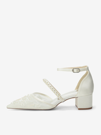 Zapatos de novia de encaje con tacón grueso y punta puntiaguda y perlas de tacón bajo.