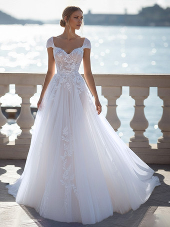 ホワイトレースのウェディングドレス、トレーン付きAライン、半袖、レースのスウィートハートネック、ブライダルガウン