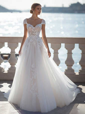 アイボリーレースのウェディングドレス、トレーン付きAライン、半袖、レースのスウィートハートネック、ブライダルガウン