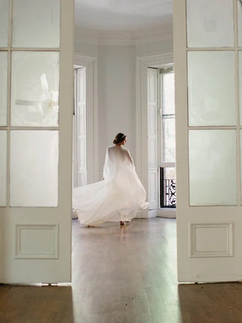 ウェディングラップ アイボリーデザインネックライン スリットスリーブショール シフォンブライダルカバーアップ