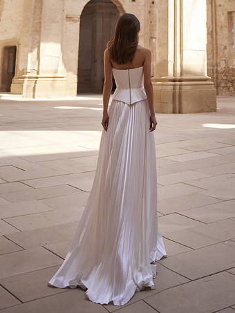 シンプルなウェディングドレス サテン生地 デザインネックライン ノースリーブ プリーツ Aライン ブライダルガウン