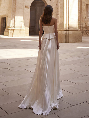 シンプルなウェディングドレス サテン生地 デザインネックライン ノースリーブ プリーツ Aライン ブライダルガウン