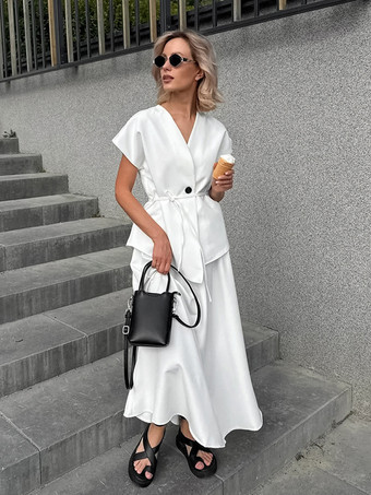 Vネックのラップトップスとハイウエストロングスカートのツーピースセット（レディース 2026年）