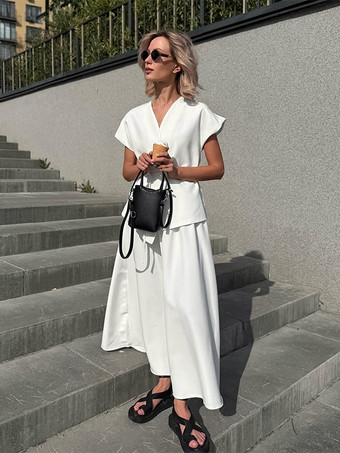 Vネックのラップトップスとハイウエストロングスカートのツーピースセット（レディース 2026年）