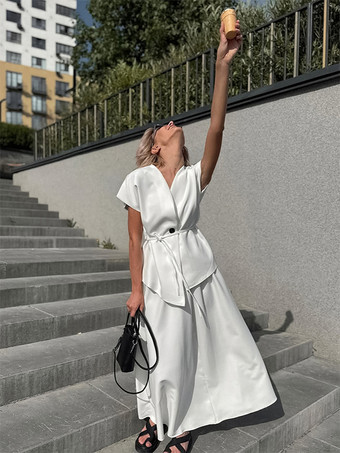 Vネックのラップトップスとハイウエストロングスカートのツーピースセット（レディース 2026年）