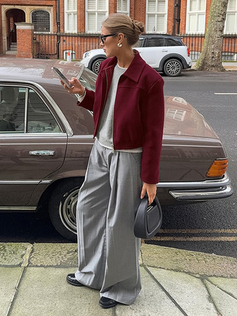 バーガンディレッドのレディースクロップドジャケット - シックなターンカラー、ジップアップ、伸縮性のある裾 - 2026年春のカジュアルストリートウェア