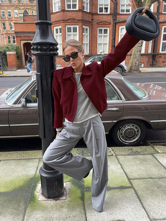 バーガンディレッドのレディースクロップドジャケット - シックなターンカラー、ジップアップ、伸縮性のある裾 - 2026年春のカジュアルストリートウェア