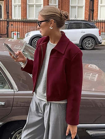 バーガンディレッドのレディースクロップドジャケット - シックなターンカラー、ジップアップ、伸縮性のある裾 - 2026年春のカジュアルストリートウェア