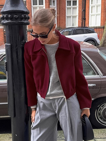 ワインレッド バーガンディレッドのレディースクロップドジャケット - シックなターンカラー、ジップアップ、伸縮性のある裾 - 2026年春のカジュアルストリートウェア