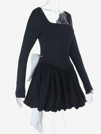 スクエアネックのレディースバブルミニドレス、大きなリボン付き - ブラック、長袖、エレガントなコントラスト - オードリースタイル、春のパーティウェア 2026