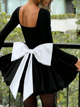 スクエアネックのレディースバブルミニドレス、大きなリボン付き - ブラック、長袖、エレガントなコントラスト - オードリースタイル、春のパーティウェア 2026