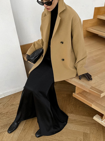 キャメルダブルブレストレディースピーコート - ミニマルなノッチドラペル、ボックスシルエット - 2026年春のさりげないラグジュアリーストリートウェア