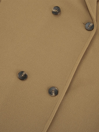 キャメルダブルブレストレディースピーコート - ミニマルなノッチドラペル、ボックスシルエット - 2026年春のさりげないラグジュアリーストリートウェア