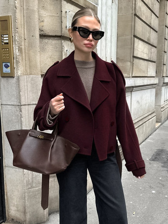 ワインレッド ダブルブレスト レディース ショートジャケット - シックなベルト付きクロップド丈 - 2026年春のカジュアルストリートウェア クワイエットラグジュアリー