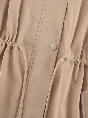 カーキ色のスタンドカラーのレディースウィンドブレーカージャケット - シックなドローストリングウエストのゆったりとしたフィット感 - 実用的なカーゴスタイル 2026年春のストリートウェア